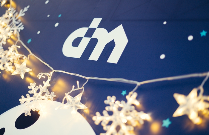 Новогоднее настроение в отделах продаж DIM: акции, праздничный декор и аромамаркетинг